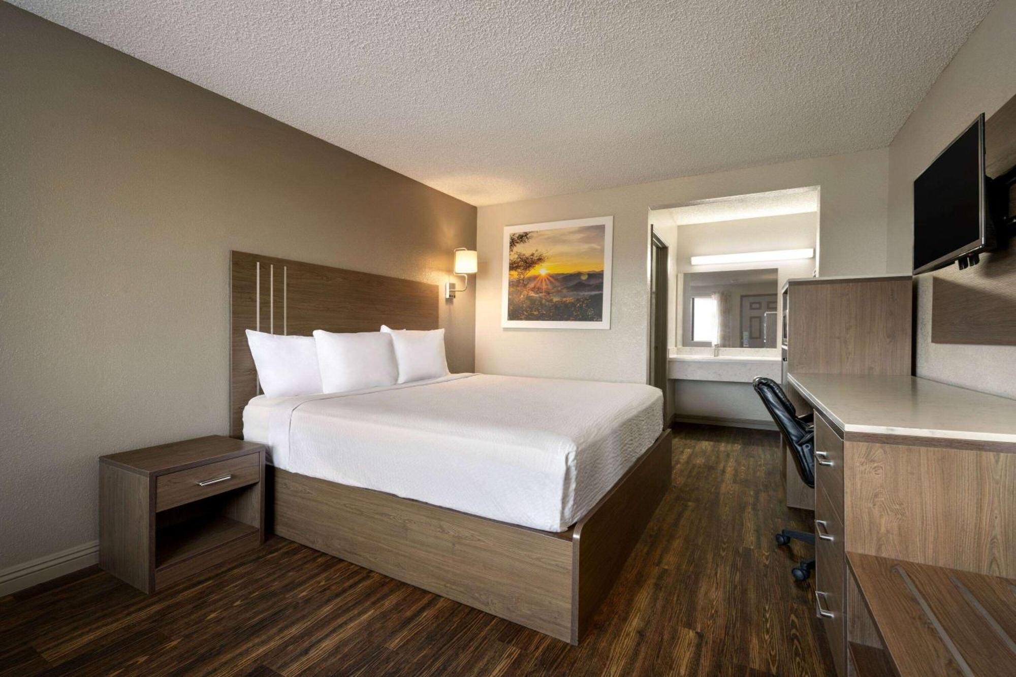 Days Inn By Wyndham Fresno South Exterior photo